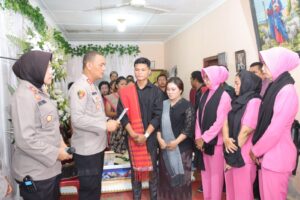 Kapolres Beserta PJU Polres Asahan Melayat Ke Rumah Duka Hesty Wati
