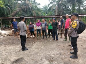 Kapolsek Air Joman Jumat Curhat Dengan Pekerja Kupas Kelapa Putih