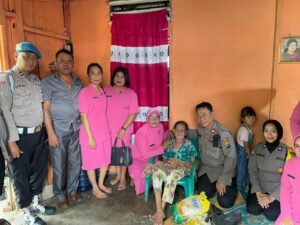 Melalui Program Berkah Kapolsek Bersama Bhayangkari Polsek Kota Kisaran Berikan Bantuan Kepada Janda Purnawirawan Polri
