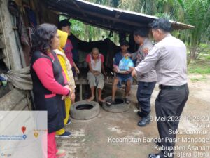 2 Warga Kecamatan Bandar Pasir Mandoge Terima Bantuan Sembako Dari Kapolsek
