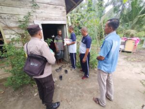 Kapolsek Air Joman Berikan Bantuan Sembako Kepada Warga Tidak Mampu
