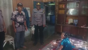Kapolsek Air Batu Bersama Personel Berikan Bantuan Sembako Warga Kepada Lansia