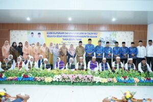 Bupati Upah-Upah 22 Jemaah Calon Haji Keluarga Besar Dinas Pendidikan