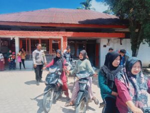 Personil Polsek Bandar Pulau  Pantau Pembagian Beras Pemerintah