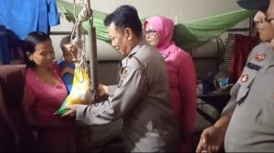 Peduli Sesama Kapolsek Bersama Bhayangkari Polsek Kota Kisaran Berikan Bantuan Kepada Warga Yang Tinggal di Gudang Rumah Potong Hewan