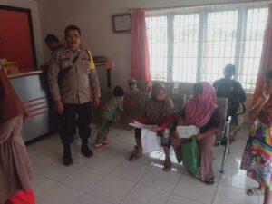 Polsek Simpang Empat Pantau Kegiatan Penyaluran Beras Bagi Masyarakat