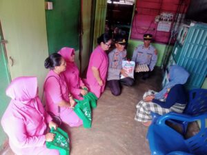 Kapolsek Bersama Bhayangkari Ranting Polsek Air Joman Berikan Bantuan Sembako
