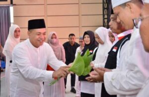 287 Jamaah Calon Haji Asal Batu Bara Ikuti Tradisi Tepung Tawar