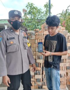 Personil Polsek Air Joman Sosialisasikan Aplikasi Apps Presisi Polri Mudahkan Layanan Masyarakat