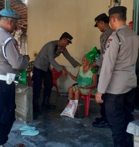 Kapolsek Air Joman Berikan Bantuan Sembako Kepasa Warga Kurang Mampu
