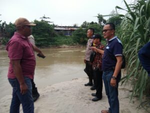 Personel Polsek Kota Kisaran Cek TKP Orang Hanyut Disungai Sei Silau