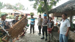Polsek Air Batu Berbagi Dengan Pengamen Jalanan