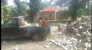 Proyek paving Blok gunakan anak di bawah umur untuk memuat batu