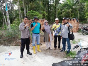 Bhabinkamtibmas Polsek Air Batu Gotong Royong Bersama Camat dan Warga