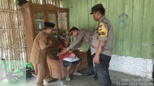 Wakpolsek bersama Kanit Binmas Polsek Air Batu Salurkan Bansos bagi Warga Kurang Mampu