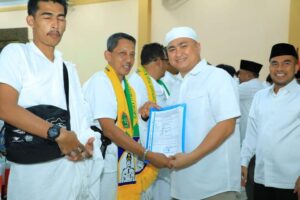 Bupati Hendriyanto Sitorus Melepas Calhaj Asal Labura di Asrama Haji Medan