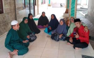 Ketua Relawan Jarwo Kabupaten Asahan Bagikan Puluhan Mukenah Di Jum’at Berkah