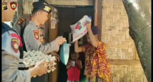 Personel Sat Samapta Polres Asahan Berikan Bantuan Sembako Kepada Janda Anak 4