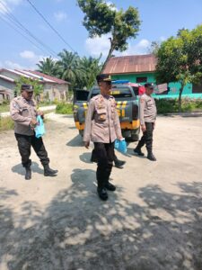 Polsek Air Joman Perduli Bagi Sembako Kepada Seorang Janda