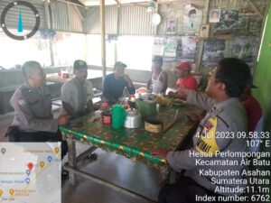 Kanit Binmas dan Bhabinkamtibmas Polsek Air Batu Sambang Desa Di Dusun IV