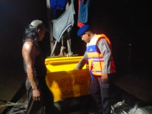 Personil Satpolairud Polres Asahan Melaksanakan Patroli Perairan Untuk Meningkatkan Keamanan