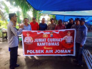 Personel Polsek Air Joman Memberikan Edukasi Kepada Masyarakat Di Jumat Curhat