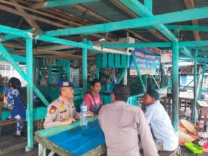 Personil Satpolairud Jumat Curhat Kamtibmas bersama Masyarakat Nelayan Bagan Asahan