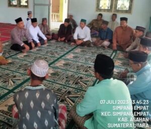 Personil Polsek Simpang Empat Jumat Curhat di Mesjid Al-Hidayah