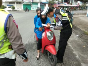 Sat Lantas Polres Asahan Berikan Teguran Kepada Pengendara Sepeda motor