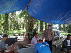 Door to Door Bhabinkamtibmas Polsek Air Joman Berikan Bimbauan Tentang Larangan Berjudi