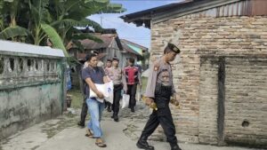 Kasat Samapta Polres Asahan Berikan Bantuan Kepada Masyarakat Jalan Malik Ibrahim Kisaran