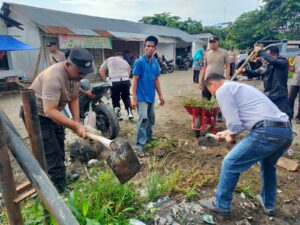 Polsek Bandar Pasir Mandoge Serentak Bersihkan Sampah