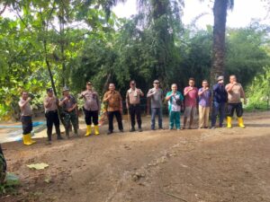 Polsek Bandar Pulau melaksanakan giat peduli Lingkungan Bersihkan Sampah