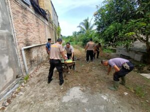 Kapolsek Air Joman bersama personil melaksanakan giat peduli Lingkungan