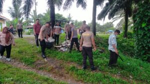 Aksi Peduli Lingkungan Polsek Pulau Raja Bersihkan Sampah di Dusun III Desa Orika