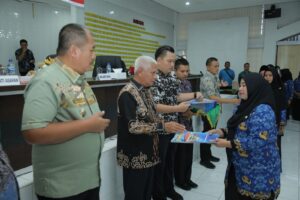 Bupati Asahan Serahkan Petikan Keputusan Bupati Asahan Tentang Pengangkatan PPPK