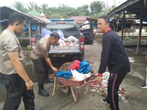Polsek Prapat Janji Laksanakan Gotong Royong Bersihkan Sampah