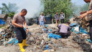 Peduli Lingkungan Personel Polsek Sei Kepayang Dan Masyarakat Bersihkan Sampah
