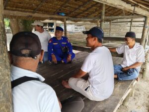 Personil Satpolairud Polres Asahan Laksanakan Jumat Curhat di Warung Simbolon