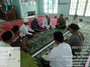 Kanit Sabhara dan Bhabinkamtibmas Polsek Air Batu Jumat Curhat di Mesjid Al-Hidayah