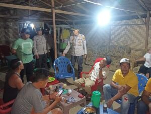 Personel Polsek Air Joman Berikan Himbauan di Warung Tuak