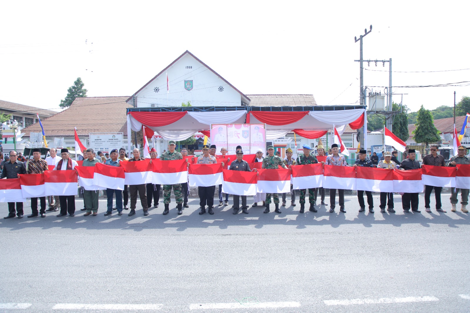 Ikut Serta Wujudkan Indonesia Emas Kapolres Asahan Bersama  dan Forkopimda Asahan Bagi Bendera Merah Putih