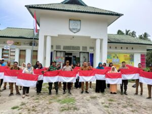 Personel Polsek Sei Kepayang Lakukan Pencanangan Gerakan Pembagian Bendera Merah Putih