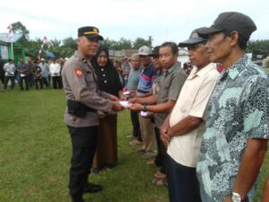 Personel Polsek Air Batu Gelar Giat Gerakan Pembagian Bendera Merah Putih