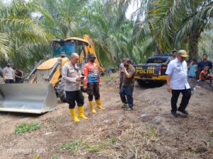 Tim Gabungan Padamkan Lahan yang Terbakar di Desa Silomlom Asahan