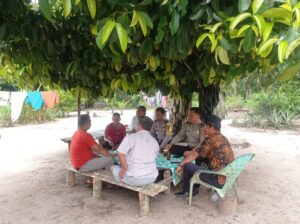 Personil Polsek Bandar Pasir Mandoge Jumat Curhat di Desa Suka Makmur