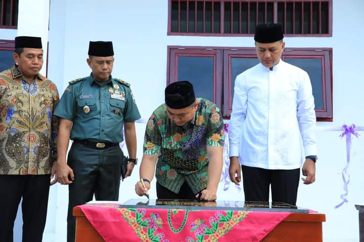 Dampingi Wakil Gubernur Sumut Musa Rajekshah, Bupati Resmikan Masjid Khadijah dan Ruang Kelas Baru