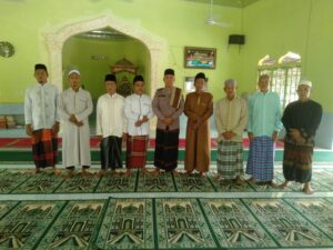 Personil Polsek Air Batu Jum’at Curhat di Masjid Assalam