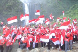 Bupati Dan Forkopimda Kabupaten Asahan Kibarkan Bendera Merah Putih di Wisata Air Terjun Ponot