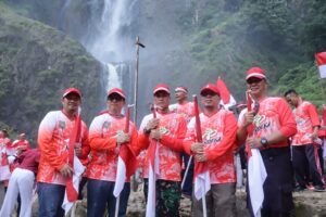 Polres Asahan Ikut Kibarkan Bendera Merah Putih di Obyek Wisata Ponot